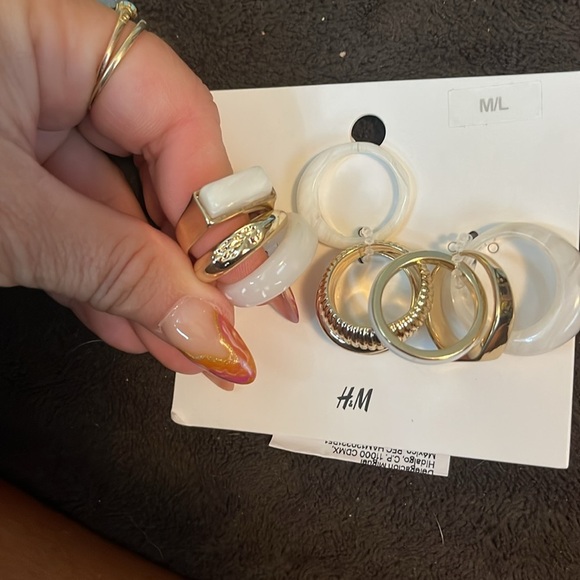 H&M 9-PACK RINGS
GOLD-COLORED/WHITE (Resin 60%, Metal 40%) Size M/L - Picture 3 of 7